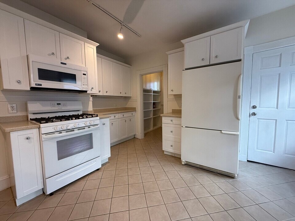 10 Grovenor Rd in Boston, MA - Building Photo