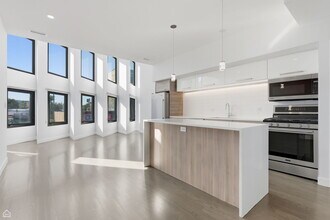 2012 W Grand Ave in Chicago, IL - Building Photo - Building Photo