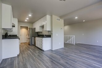 4262 Mesa Vista Way in Oceanside, CA - Building Photo - Building Photo