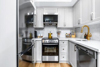 168 McCaul St, Unit SI ID1389236P in Toronto, ON - Building Photo - Building Photo