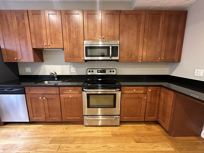 40 Medford St, Unit 1 in Chelsea, MA - Foto de edificio - Building Photo