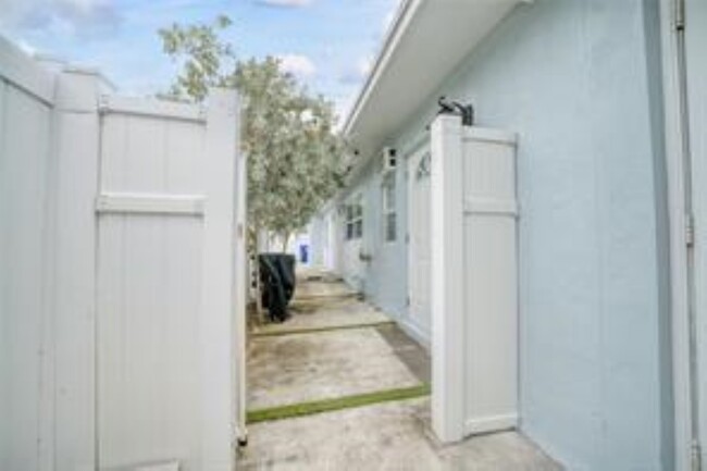 1041 NE 9th Ave, Unit A in Fort Lauderdale, FL - Building Photo - Building Photo