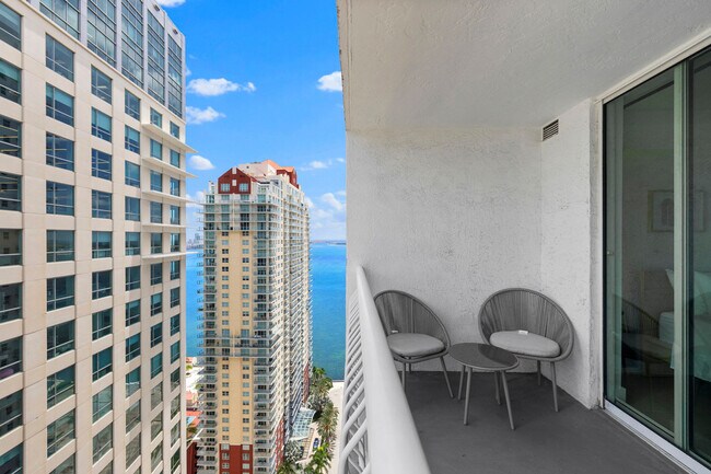 1200 Brickell Bay Dr in Miami, FL - Building Photo - Building Photo