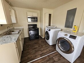 109 E Clay St in Bowie, TX - Building Photo - Building Photo