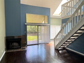 8579 Sands Point Dr in Houston, TX - Building Photo