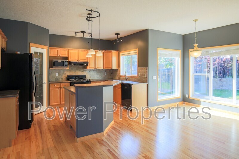 42 Hidden Creek Heights NW in Calgary, AB - Building Photo