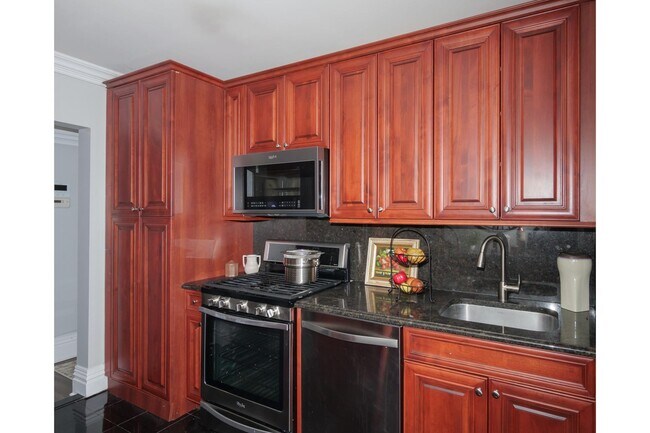 76 S Clinton Ave in Bay Shore, NY - Building Photo - Building Photo