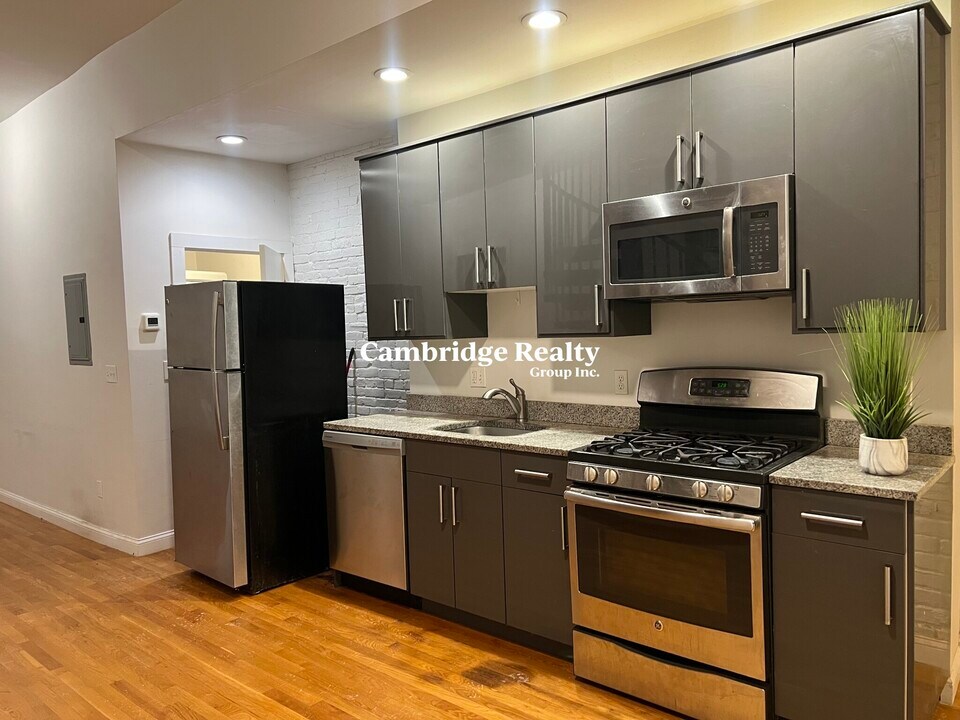 918 Cambridge St, Unit 1 in Cambridge, MA - Foto de edificio