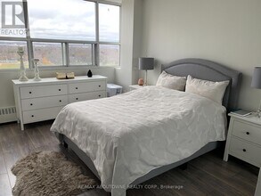 2263 Marine Dr in Oakville, ON - Building Photo - Building Photo