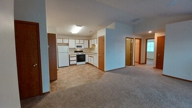 6601 Creekside Dr NE in Cedar Rapids, IA - Building Photo - Building Photo