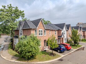 5865 Dalebrook Cres in Mississauga, ON - Building Photo