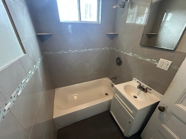 27R Albion St, Unit 1 in Somerville, MA - Foto de edificio - Building Photo