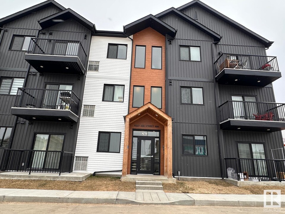 9227 228 St NW in Edmonton, AB - Building Photo