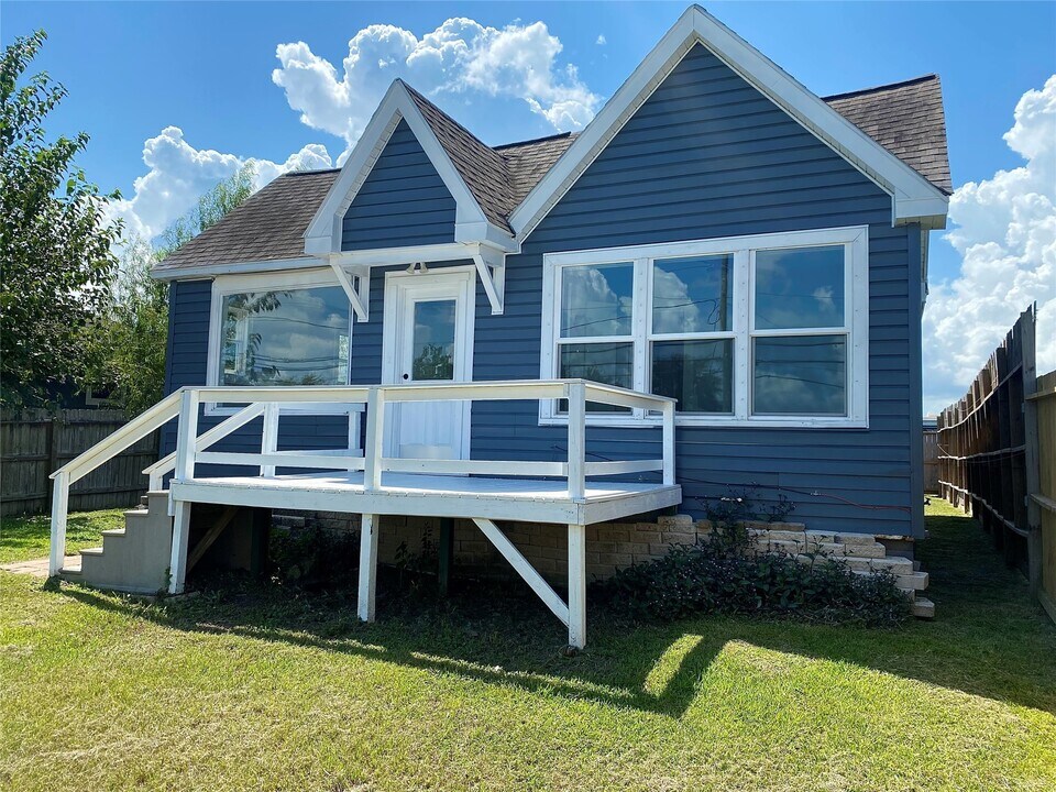 2371 Broadway St in Dickinson, TX - Foto de edificio