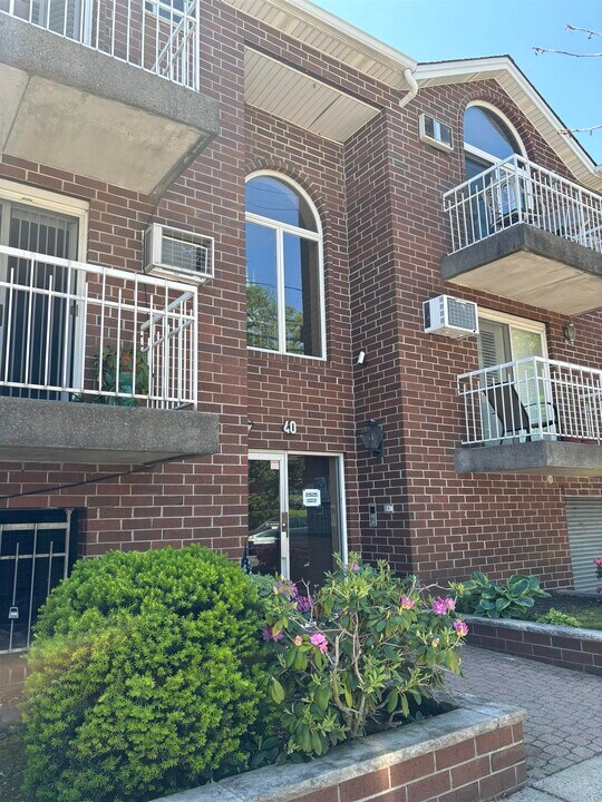 40 W 13th St in Bayonne, NJ - Building Photo