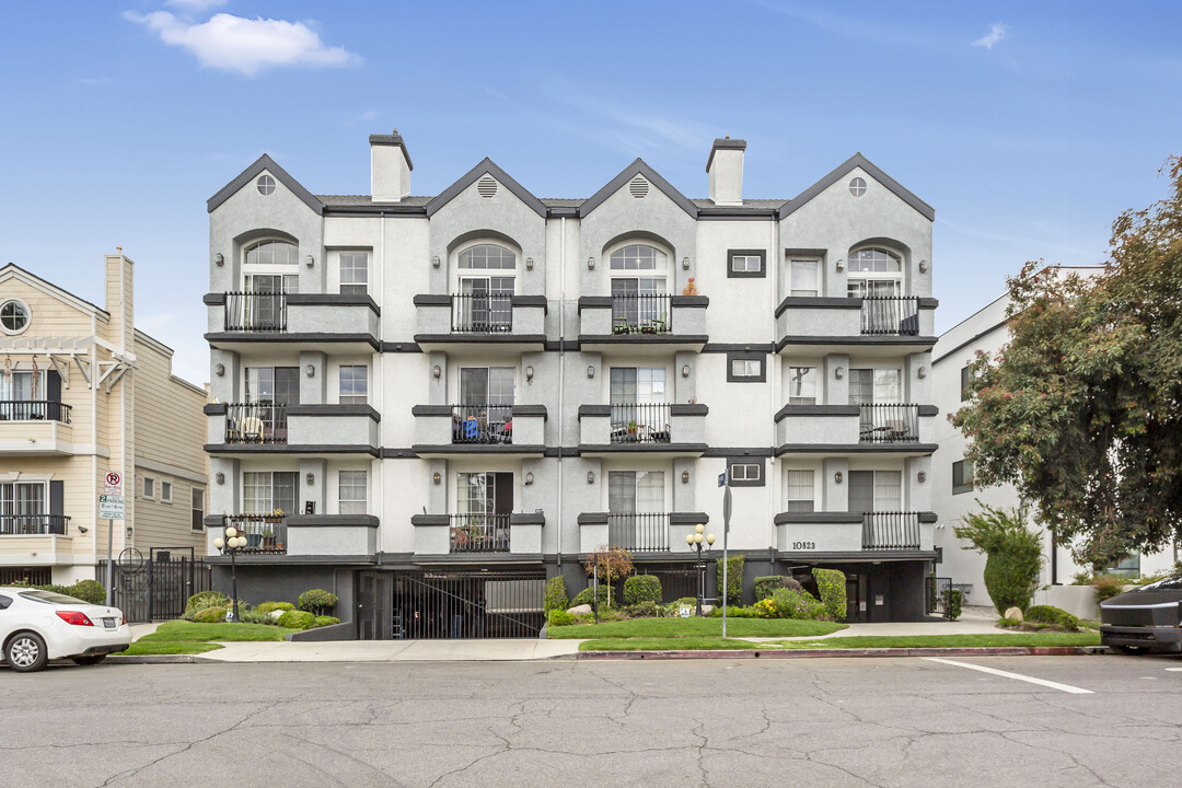 10823 Hortense St, Unit 302 in Los Angeles, CA - Building Photo