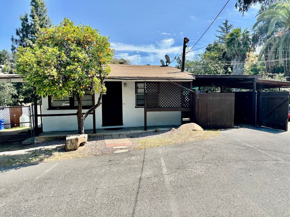 2941 E Vista Way in Vista, CA - Building Photo