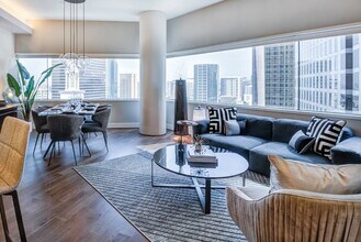 One Dallas Center in Dallas, TX - Foto de edificio - Building Photo