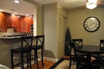 28 Symphony Rd, Unit 79g-108 in Boston, MA - Foto de edificio - Building Photo