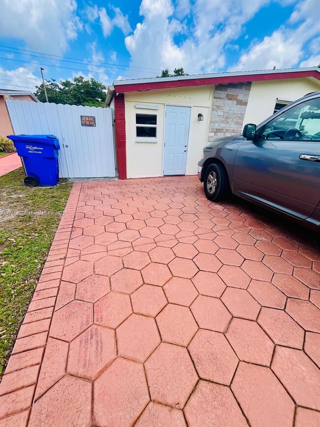 7081 Liberty St in Hollywood, FL - Building Photo - Building Photo