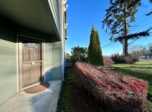 915 SW Kimball Dr in Oak Harbor, WA - Building Photo - Building Photo