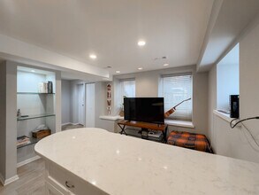 2046 W Iowa St, Unit M06H in Chicago, IL - Building Photo - Building Photo