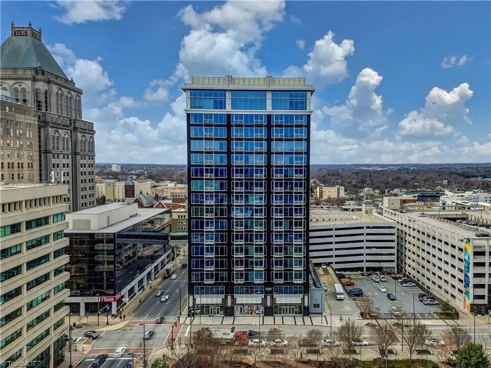 201 N Elm St in Greensboro, NC - Foto de edificio