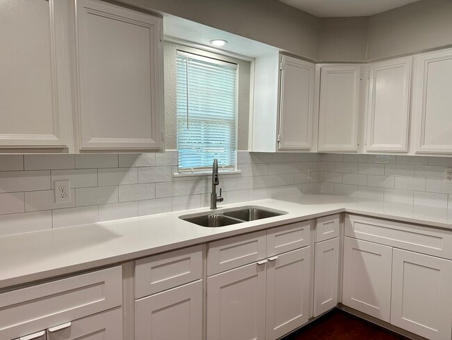 1810 Edgewood St, Unit B in Liberty, TX - Foto de edificio - Building Photo