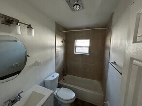626 W Mango St, Unit B in Lantana, FL - Foto de edificio - Building Photo