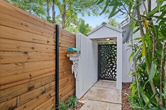 2558 Trapp Ave in Miami, FL - Building Photo - Building Photo