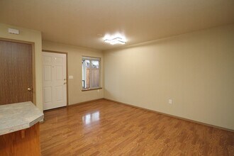 8102 SE Lambert St in Portland, OR - Building Photo - Building Photo