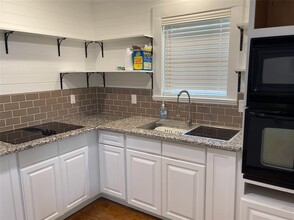 1225 S Austin Ave in Georgetown, TX - Building Photo - Building Photo