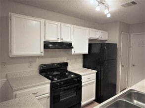 7906 West Gate Blvd in Austin, TX - Foto de edificio - Building Photo
