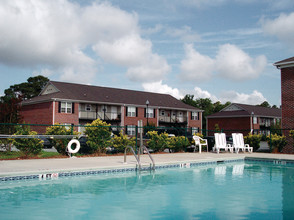 North Chase Apartments in Wilmington, NC - Building Photo - Building Photo