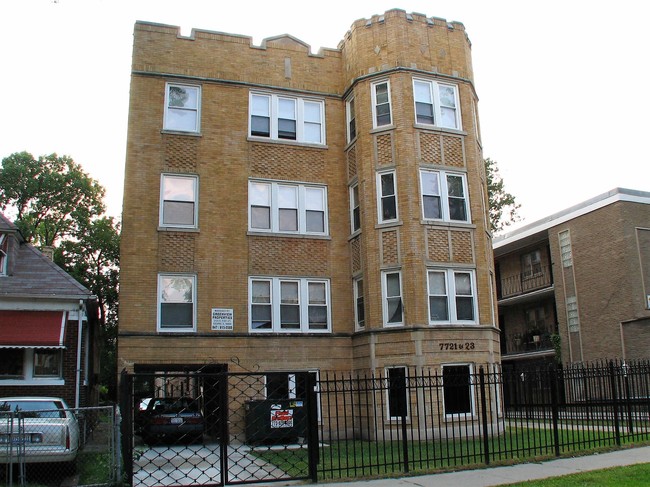 7721 S Colfax Ave in Chicago, IL - Foto de edificio - Building Photo