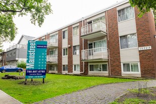 Lorraine Manor in Edmonton, AB - Building Photo