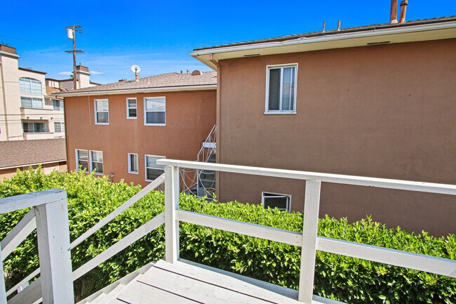 7119 Kittyhawk Ave in Los Angeles, CA - Foto de edificio - Building Photo