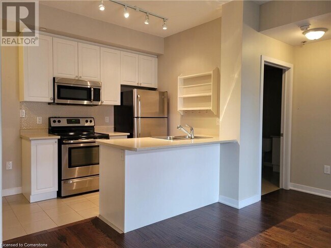90 Charlton Ave W in Hamilton, ON - Building Photo - Building Photo