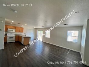 8226 Royal Lilly Ct in Las Vegas, NV - Building Photo - Building Photo