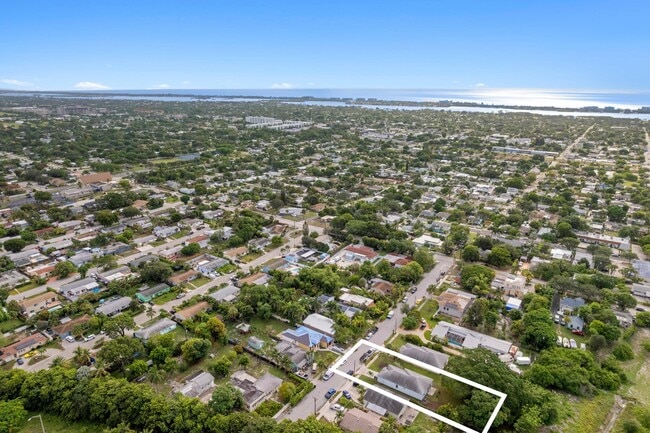 1729 11th Ave N in Lake Worth Beach, FL - Building Photo - Building Photo