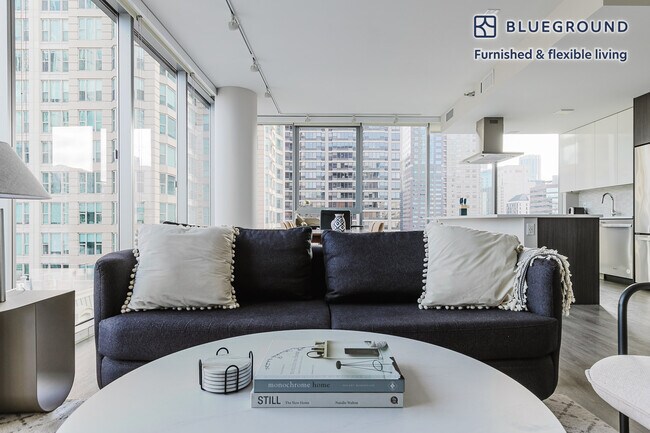 8 E Huron St in Chicago, IL - Building Photo - Building Photo