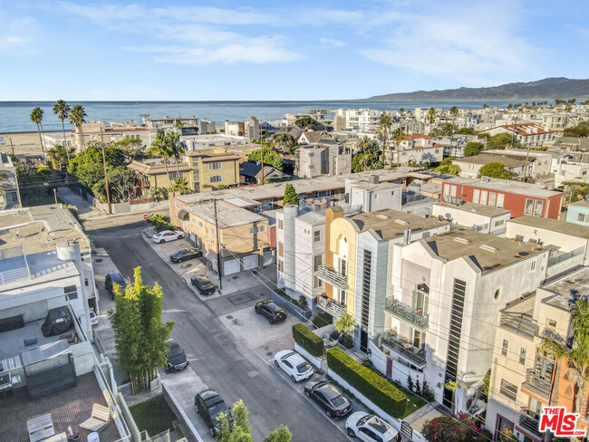 117 Galleon St-Unit -C in Marina Del Rey, CA - Foto de edificio - Building Photo