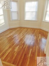 73 Thatcher St, Unit 402 in Brookline, MA - Foto de edificio - Building Photo