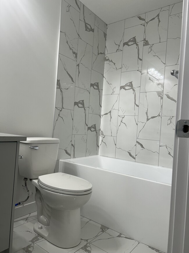 1211 16 Av NW in Edmonton, AB - Building Photo - Building Photo