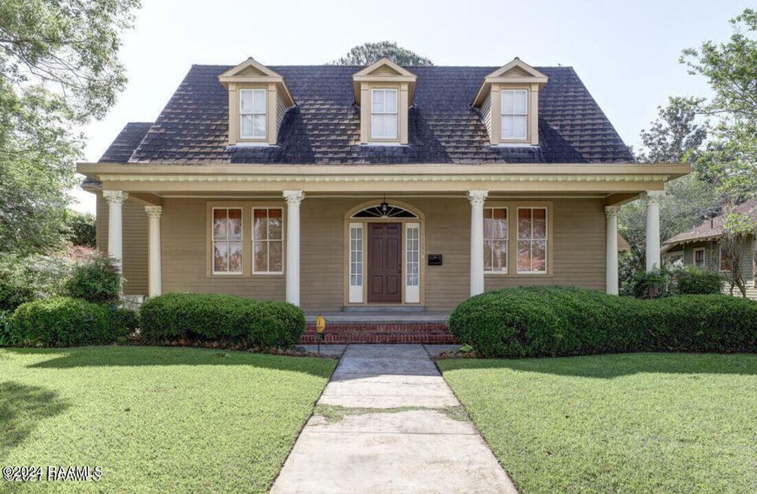 1011 Lee Ave in Lafayette, LA - Foto de edificio