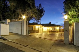 4651 Ellenita Ave in Tarzana, CA - Foto de edificio - Building Photo