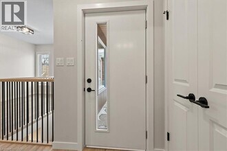 2 Pipers Green Ct in Kitchener, ON - Building Photo - Building Photo