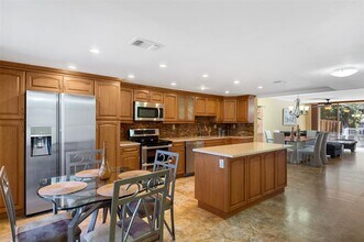 822 NE 25th Ave in Hallandale Beach, FL - Building Photo - Building Photo