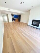 2222 N Beachwood Dr, Unit 412 in Los Angeles, CA - Building Photo - Building Photo