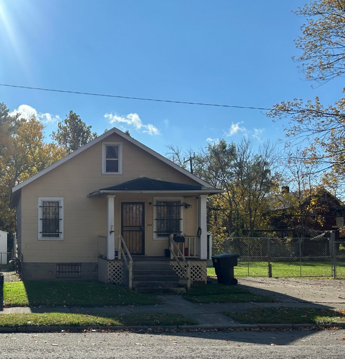 110 E Arizona St in Highland Park, MI - Foto de edificio